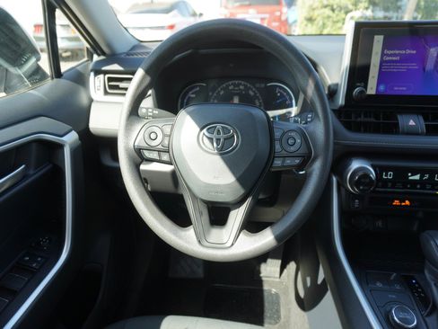 Used 2025 Toyota RAV4 XLE AWD/4WD image 15