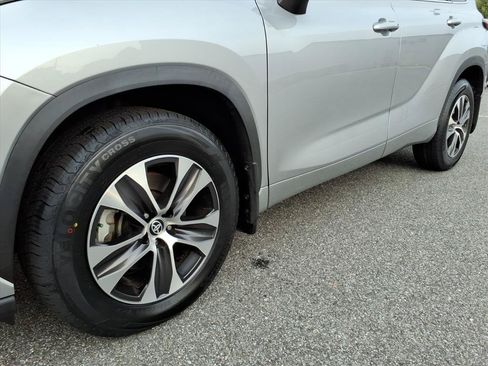 Used 2023 Toyota Highlander XLE AWD/4WD image 10