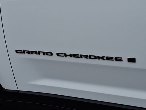 Used 2023 Jeep Grand Cherokee Altitude image 30
