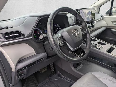 Certified 2022 Toyota Sienna Limited image 10