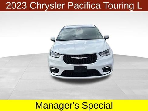 Used 2023 Chrysler Pacifica Touring-L FWD image 2