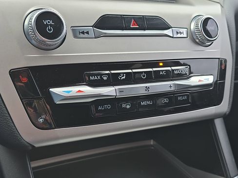 Used 2022 Ford Explorer XLT w/ Equipment Group 202A image 18