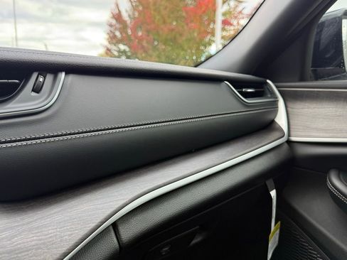 New 2025 Jeep Grand Cherokee Limited w/ Black Appearance Package image 24