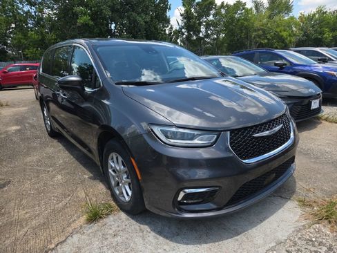 Used 2023 Chrysler Pacifica Touring-L FWD image 5