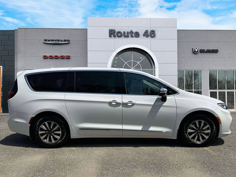 Used 2023 Chrysler Pacifica Limited w/ Uconnect Theater Family Group FWD image 6