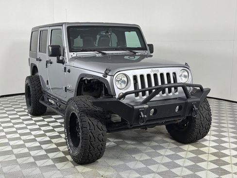 Used 2016 Jeep Wrangler Unlimited Sahara w/ Connectivity Group AWD/4WD image 3