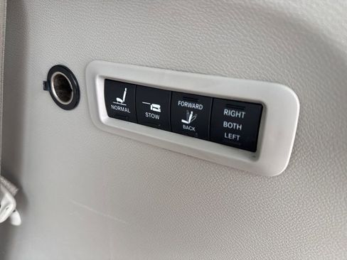 Used 2020 Chrysler Pacifica Limited image 11