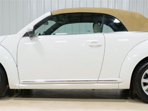 Used 2013 Volkswagen Beetle TDI FWD image 2