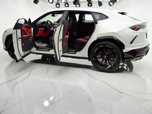 Used 2022 Lamborghini Urus AWD/4WD image 5
