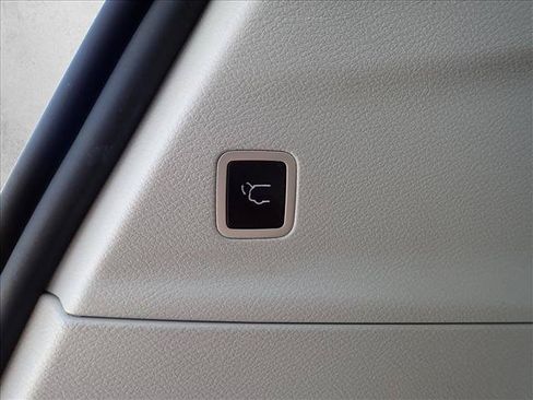 Used 2024 Chrysler Pacifica Touring-L FWD image 9