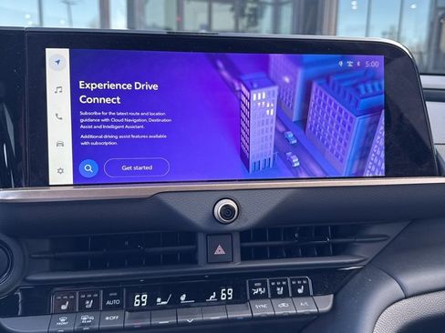 Used 2025 Toyota Crown Signia Limited image 6