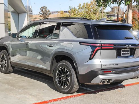 Used 2025 Chevrolet Traverse Z71 image 4