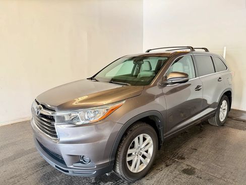 Used 2015 Toyota Highlander LE AWD/4WD image 2