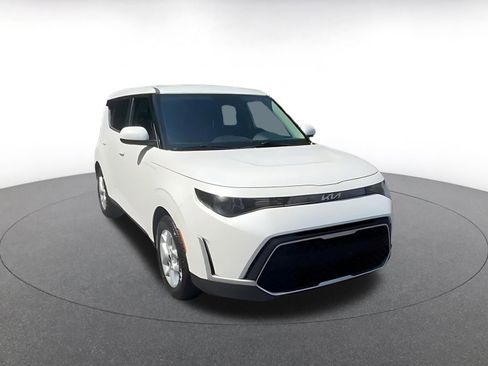 Used 2025 Kia Soul LX w/ LX Technology Package FWD image 3