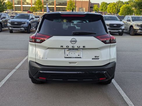 Used 2023 Nissan Rogue SV w/ SV Premium B Package FWD image 5