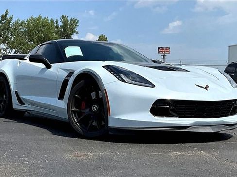 Used 2018 Chevrolet Corvette Z06 RWD image 2