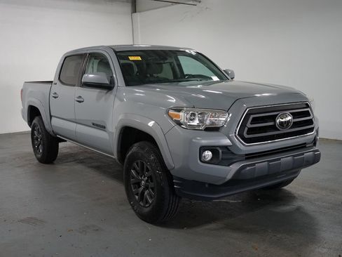 Used 2020 Toyota Tacoma SR5 RWD image 3
