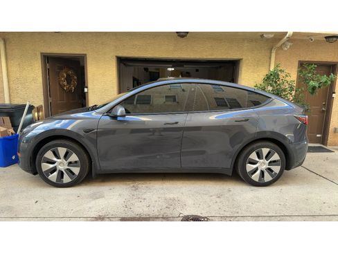 Used 2022 Tesla Model Y Long Range AWD/4WD image 2
