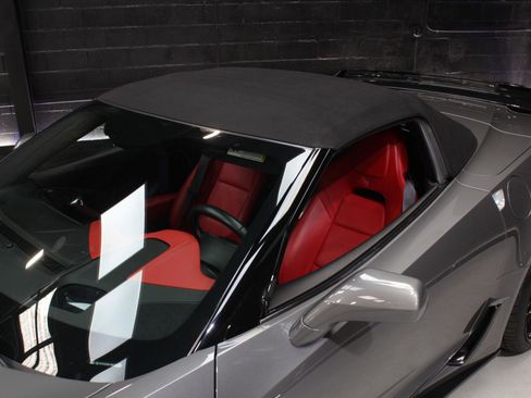 Used 2015 Chevrolet Corvette Z06 w/ Z07 Performance Package RWD image 9