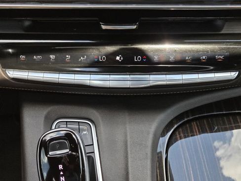 Used 2022 Cadillac Escalade Premium Luxury AWD/4WD image 17