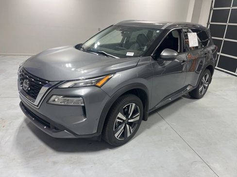 Used 2023 Nissan Rogue SL w/ SL Premium Package image 3