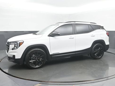 Used 2024 GMC Terrain SLE w/ Driver Convenience Package FWD image 2