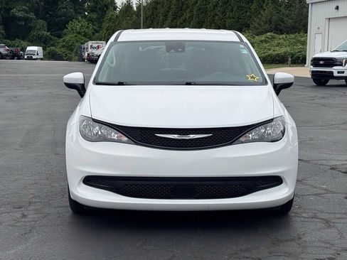 Used 2023 Chrysler Voyager LX FWD image 4