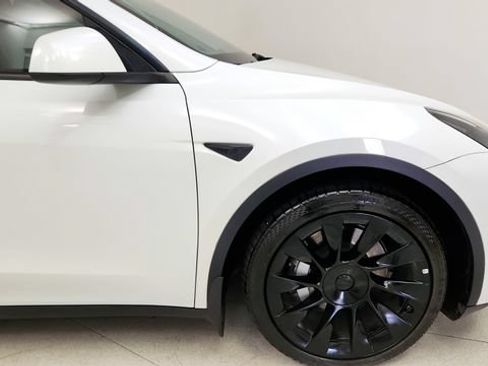 Used 2022 Tesla Model Y Long Range AWD/4WD image 21