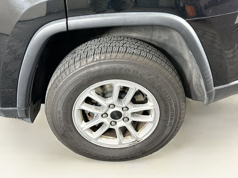 Used 2020 Jeep Grand Cherokee Laredo w/ Security & Convenience Group AWD/4WD image 11