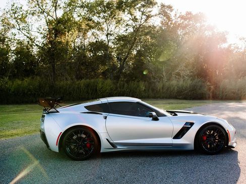 Used 2016 Chevrolet Corvette Z06 w/ 2LZ Preferred Equipment Group image 5