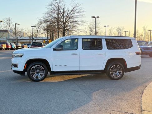 Certified 2024 Jeep Wagoneer L Series II w/ Flexible Seating Group image 11