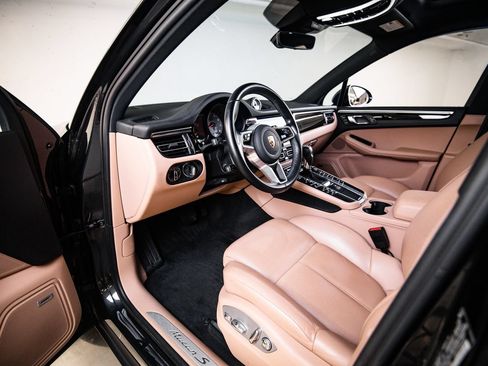 Certified 2021 Porsche Macan S AWD/4WD image 4