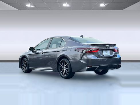 Used 2021 Toyota Camry SE image 3