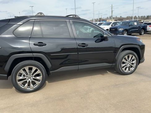 Used 2021 Toyota RAV4 XLE Premium image 9