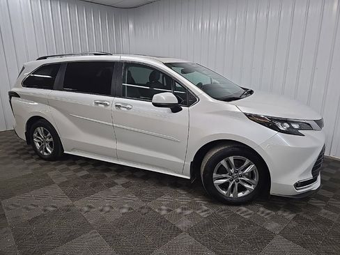 Used 2024 Toyota Sienna XLE image 1