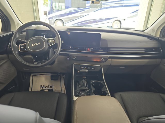 Certified 2025 Kia Carnival FWD image 11