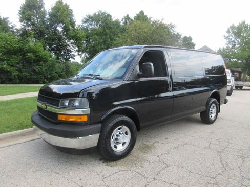 Used 2018 Chevrolet Express 2500 w/ Driver Convenience Package RWD image 2