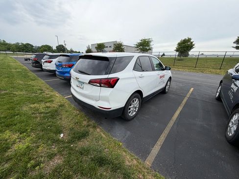 Used 2023 Chevrolet Equinox LS w/ LS Convenience Package FWD image 3