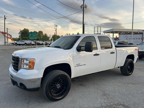 Used 2007 GMC Sierra 2500 SLE w/ Z71 Off-Road Package AWD/4WD image 2