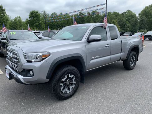 Used 2016 Toyota Tacoma TRD Off-Road w/ Premium & Technology Package AWD/4WD image 31