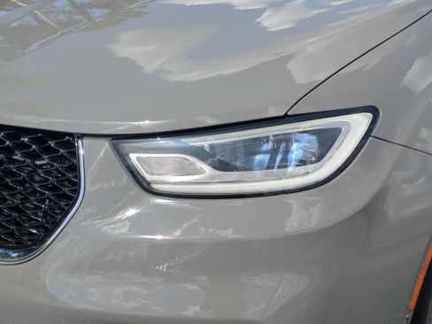 Used 2022 Chrysler Pacifica Limited image 10