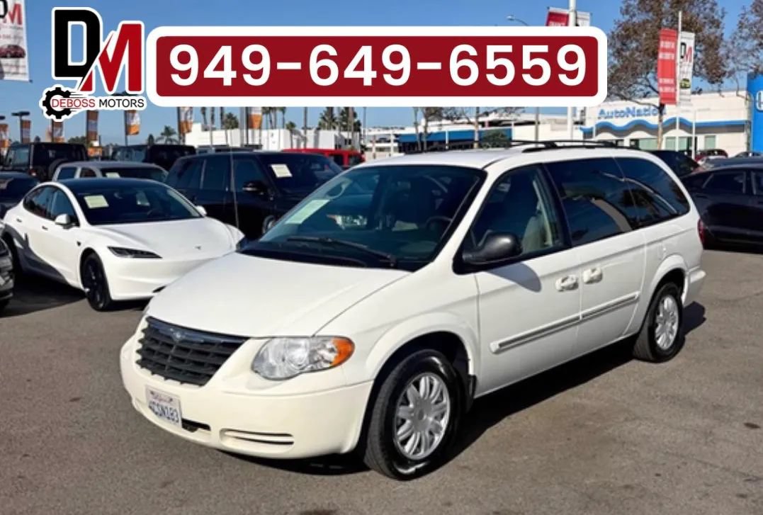 Used 2007 Chrysler Town & Country Touring FWD image 1