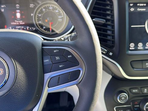 Used 2021 Jeep Cherokee Latitude Lux w/ Comfort/Convenience Group image 13