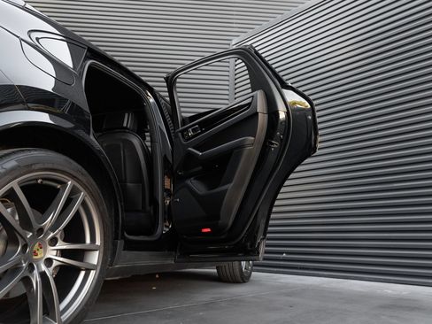 Certified 2023 Porsche Cayenne Coupe AWD/4WD image 32
