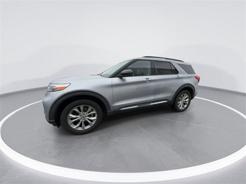 Used 2022 Ford Explorer XLT w/ Equipment Group 202A image 4