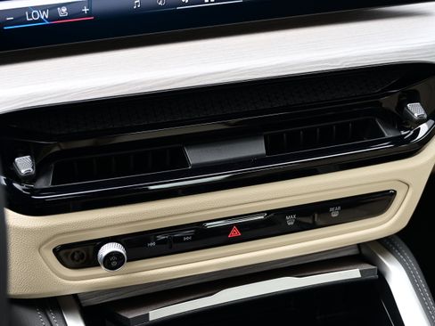 Used 2025 BMW 430i Coupe w/ M Sport Package image 17