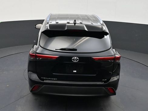 Used 2021 Toyota Highlander XLE FWD image 15