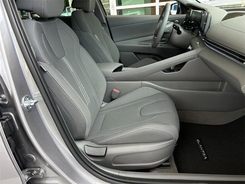 Used 2024 Hyundai Elantra SEL w/ Convenience Package image 19
