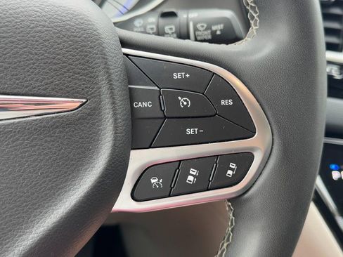 Used 2022 Chrysler Pacifica Touring-L FWD image 21