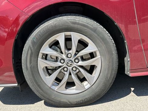 Used 2021 Toyota Sienna XLE image 9